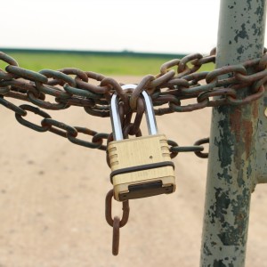 locked-gate-padlock-chain-1405148399GqE